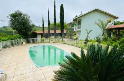 Casa à venda com 4 quartos, sendo 1 suíte,  em residencial e industrial campo alegre, poços de caldas - mg