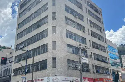 Cobertura à venda com 3 quartos, sendo 1 suíte,  no condomínio edifício fiamenghi, poços de caldas - mg