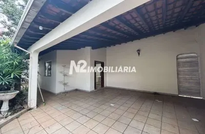 Casa com 3 quartos para alugar no santa mônica, uberlândia  por r$ 4.000