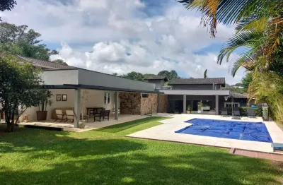 Casa em condomínio para venda com 3 quartos, sendo 3 suítes, 350m²