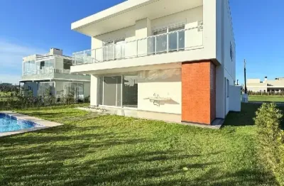 Linda casa em condominio fechado,acesso ao rio mampituba em passo de torres sc