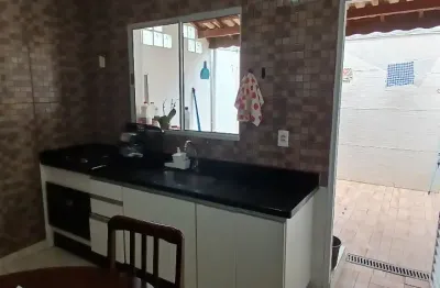 Ótima casa a venda dentro de condomínio fechado, próximo a supermercados, escolas, posto de saúde