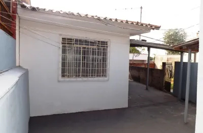 Aluga-se casa de fundos jd. dourados, próx. mercado amigão av. tuiuti