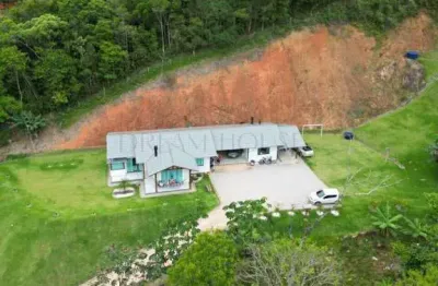 Casa mobiliada em área rural, a apenas 17 minutos do centro de tijucas.