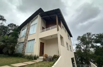 Casa ampla em condomínio fechado! arejada, ventilada e com uma vista incrível!