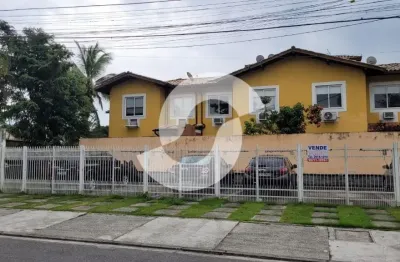 Casa em condominio com 3 quartos sendo 1 suite em frente a uma praça em um bairro muito tranquilo