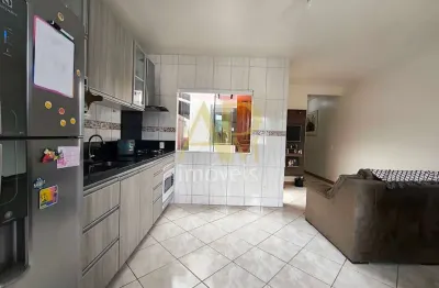 Casa à venda: 2 dorm, semimobiliada, área frente e fundos em forquilhas.