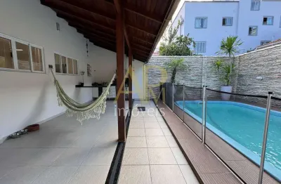 Casa à venda com 4 dorm (1 suíte), piscina e financia - centro/ palhoça