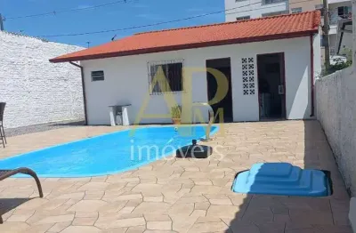 Casa à venda com piscina, edícula e sozinha no terreno na barra do aririu