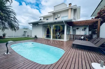 Casa a venda: 3 quartos (1 suíte) , com piscina no centro da palhoça