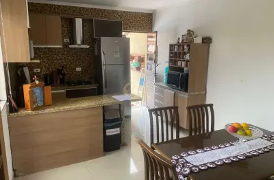 Casa Triplex no bairro Costeira, São José dos Pinhais/PR, com 3 suítes e quintal com edícula
