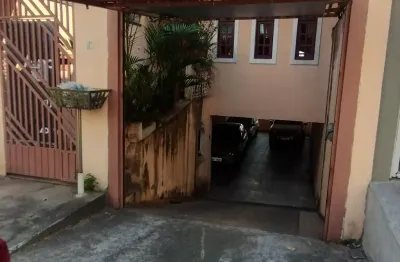 Ótima casa 3 quartos, sendo 1 suíte com sacada  e 5 vagas cobertas.