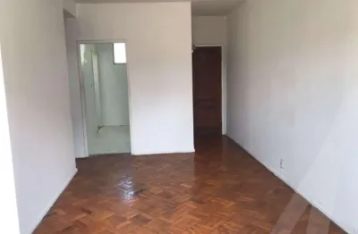 Apartamento com 2 quartos e dependência completa em amaralina para venda na rua visconde de itaborahy no edifício bermudas