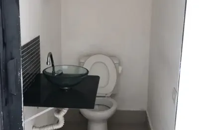 Alugo no eloy chaves um cômodo com banheiro e pia , entra moto .