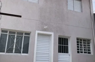 Sobrado + edícula  ou  so uma das duas ? temos as duas opções disponível 4 cômodos ou 2comodos ?