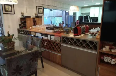 Sobrado à venda em condomínio fechado, com área gourmet com churrasqueira e piscina,  em loteamento