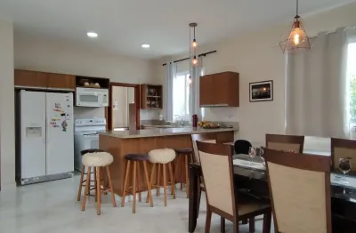 Casa térrea tem terreno de 1138m², para quem deseja espaço, privacidade e contato com a natureza.