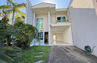 Casa em condomínio com piscina e 3 quartos à venda no bairro glória.