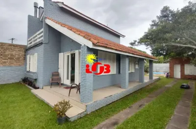 Linda residência em alvenaria, localizada no centro de imbé!