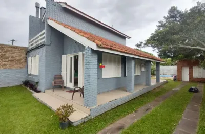 Linda residência em alvenaria, localizada no centro de imbé!