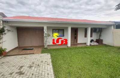 Casa 03 dormitórios ao lado de avenida principal e próxima do mar!