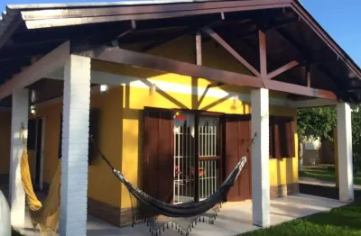Linda residência com 4 dormitórios em excelente localização!!