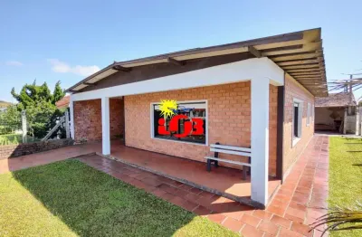 Casa de esquina há poucos metros do mar em avenida principal!