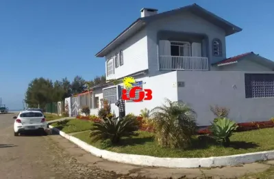 Casa sobrado à venda em balneário harmonia/ imbé - próximo ao mar, com piscina e móveis planejados