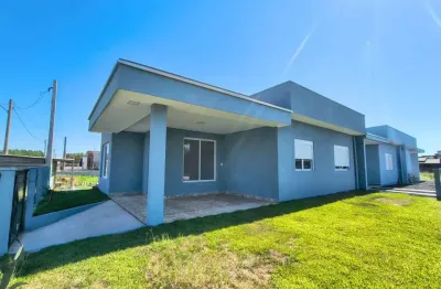 Casa NOVA de esquina a poucos metros do mar no Centro de Imbé-RS!