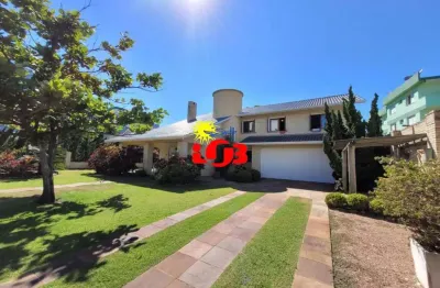 Excelente casa de 5 dormitórios, alto padrão no centro de tramandaí!