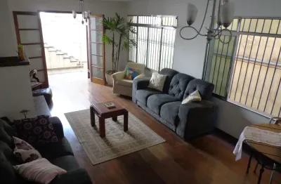 Oportunidade imperdível: amplo sobrado com vista panorâmica!