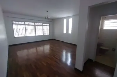 Venha conhecer este amplo sobrado com ótimo acabamento e repleto de armários!