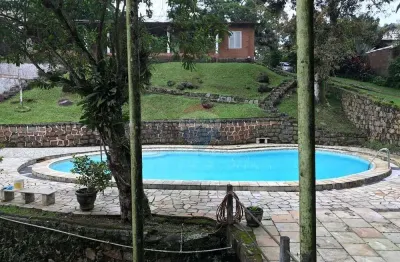 Linda casa de campo em Teresópolis, com um rio, campo de futebol piscina e um grande galpão.
