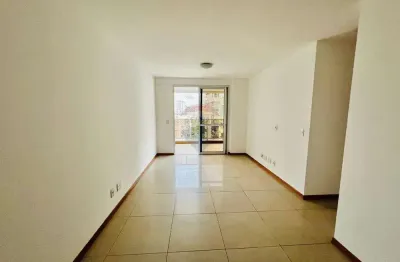 Lindo apartamento com dois quartos, armários embutidos, ar condicionado, luminárias e ótima área de lazer em icaraí.