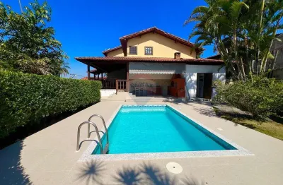 Linda casa  duplex c/ 4 qts, 1 suíte master com  hidro - espaço gourmet com churrasqueira, sauna e piscina em um belo condomínio fechado.