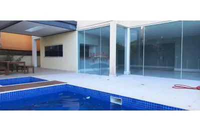 Linda casa em condomínio, com 4 quartos,  piscina e churrasqueira.
