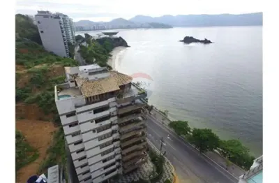 Maravilhoso e amplo apartamento, com 5 quartos sendo 4 suítes,  3 vagas - frente mar ao lado do MAC