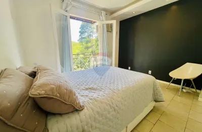 Casa em condomínio fechado, conceito sítio, com mais de 1.800m2 e arquitetura moderna com 03 quartos sendo 02 suítes por apenas r$ 779.000,00.