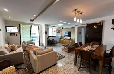 Lindo apartamento em Charitas, com uma grande sala, 2 quartos, 3 banheiros e uma linda vista para a praia.