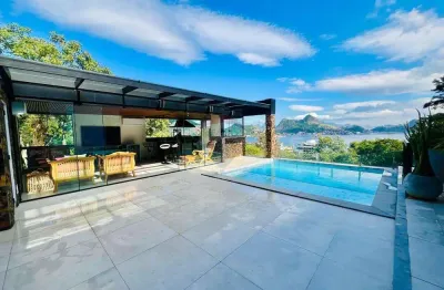 Casa exclusiva de alto padrão em charitas, todos os cômodos com vista mar, 04 suítes, sendo 02 c/ closet e duas vagas.