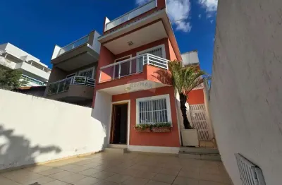 Casa triplex na Rua Boa Vista em São Francisco/Niterói -5 suítes -área de lazer na cobertura - 238 m²