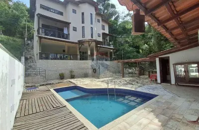 Linda Casa triplex com 5 quartos, com uma excelente área gourmet com piscina e vista para montanhas.
