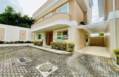 Lindo TRIPLEX em São Francisco em cond fechado inspirado nas casas de Beverly Hills na Califórnia, com 03 suítes e 02 vagas.