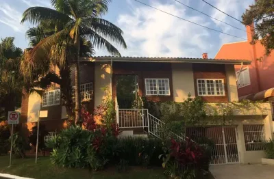 Casa linda de esquina à venda no alphaville 3 - reformada