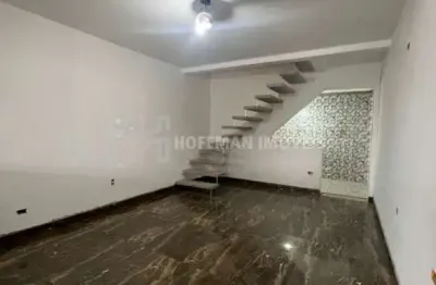Sobrado à venda com churrasqueira, 03 dormitórios e 02 vagas de garagem no bairro santa maria