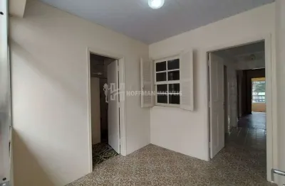 Casa para alugar com 02 dormitórios e 03 vagas no bairro santa maria
