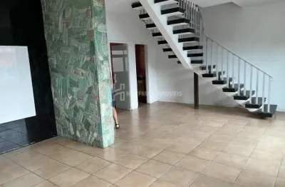 Sobrado com 03 dormitórios, 01 suíte e 06 vagas no bairro cerâmica