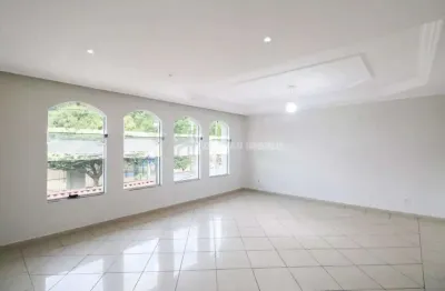Casa para locação com 02 dormitórios e 02 vagas no bairro santa maria