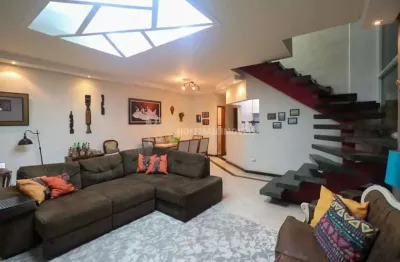 Sobrado à venda com cobertura, churrasqueira, 03 suítes e 02 vagas no olímpico