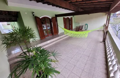 Sobrado com 392m² de área útil, 7 quartos, 3 vagas, churrasqueira e edícula no Parque Oratório em Santo André, SP